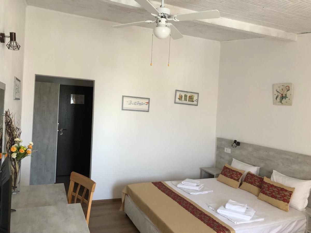 Guest Rooms Southern Nights Varvara  Exteriör bild